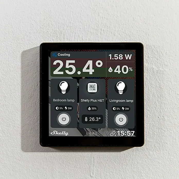 Shelly Touchscreen-Bediengerät Wall Display - Schwarz, 30 x 85 x 85 mm - Nahaufnahme eines Shelly-Displays mit Smart Home-Steuerung, das Temperatur, Luftfeuchtigkeit und Geräteleistung anzeigt.