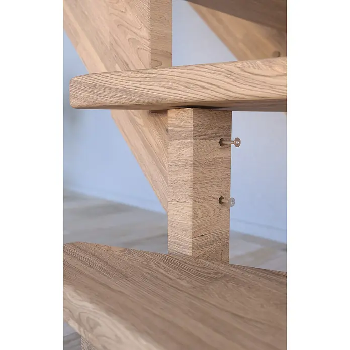 Starwood Raumspartreppe Lindos - Breite: 100 cm, Eiche, Geschosshöhe: 300 cm, 1/4-gewendelt rechts, Montageseite Geländer: Wahlweise links/rechts, Designgeländer Edelstahl, Ohne Setzstufen - Nahaufnahme einer eleganten Holztreppe mit klaren Linien und sichtbaren Verbindungsdetails.