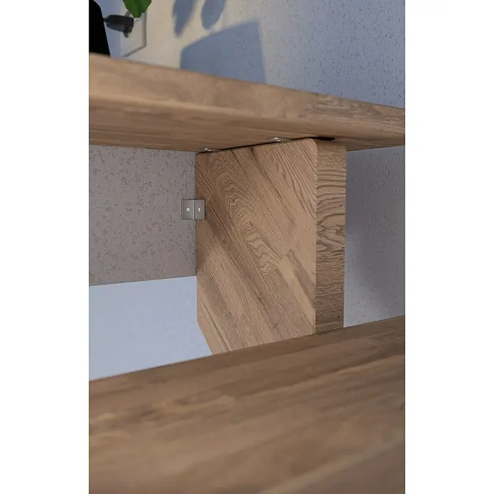 Starwood Raumspartreppe Lindos - Breite: 100 cm, Eiche, Geschosshöhe: 300 cm, 1/4-gewendelt rechts, Montageseite Geländer: Wahlweise links/rechts, Designgeländer Edelstahl, Ohne Setzstufen - Detailaufnahme einer modernen Holztreppe, die die natürliche Maserung des Holzes und die minimalistische Bauweise hervorhebt.