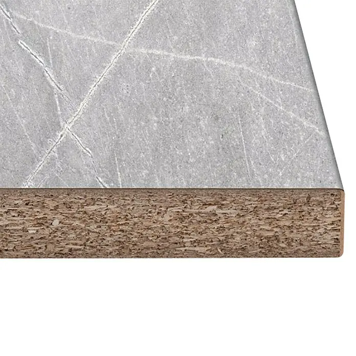 Encimera de cocina Atlantic Grey - Atlantic Grey, 365 cm x 63,5 cm x 38 mm - Primer plano de una encimera con una superficie de mármol gris y un núcleo de aglomerado marrón.