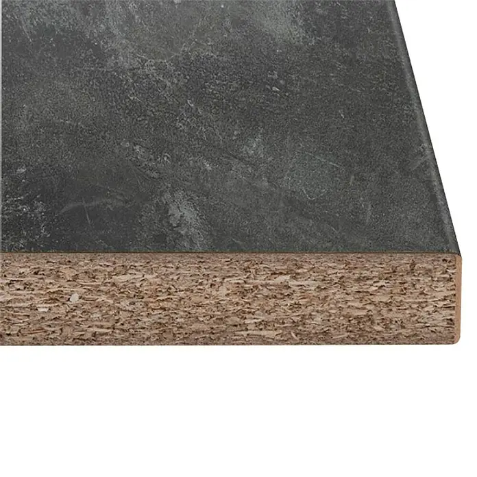 Encimera de cocina al corte Black Concrete - Black Concrete, Espesor: 38 mm, Ancho: 63,5 cm - Primer plano de una mesa que muestra una superficie oscura similar al mármol y una textura de aglomerado visible en el borde.