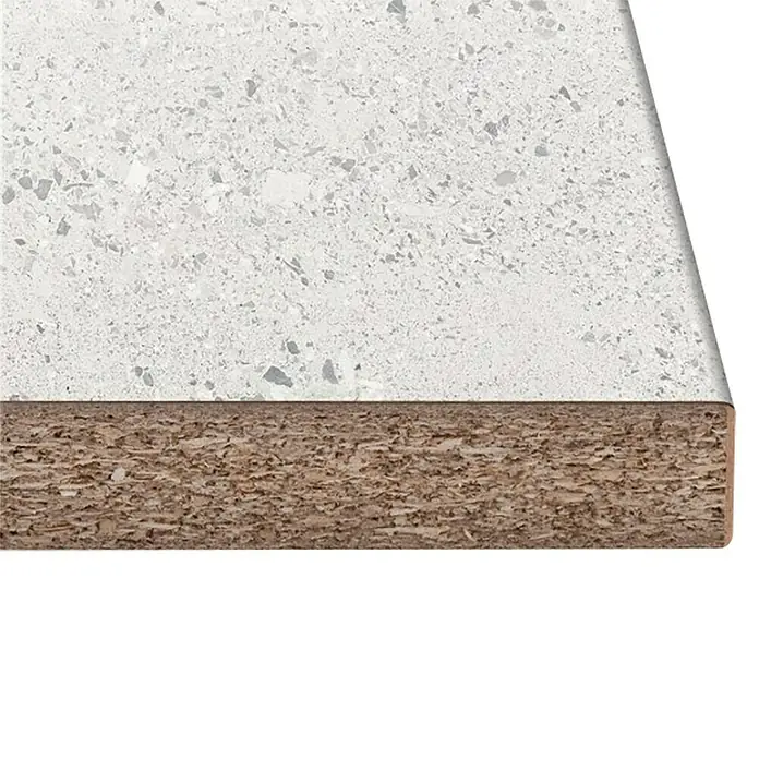 Encimera de cocina al corte Light Terrazo Marble - Light Terrazo Marble, Espesor: 38 mm, Ancho: 63,5 cm - Detalle de una encimera con superficie de terrazo y canto de aglomerado.