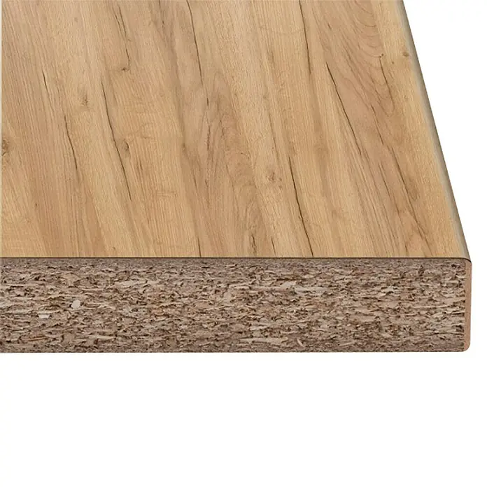 Encimera de cocina Gold Craft - Gold Craft, 365 cm x 63,5 cm x 38 mm - Primer plano de un tablero de partículas con vetas de madera, ideal para la construcción de muebles y el diseño de interiores. La textura añade un aspecto natural.