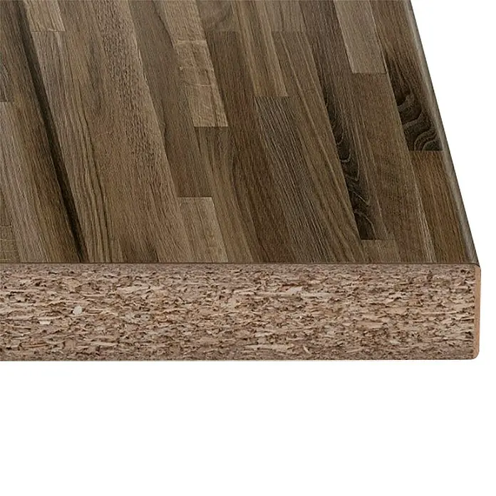 Encimera de cocina al corte Dark Porthouse Oak Finger - Dark Porthouse Oak Finger, Espesor: 38 mm, Ancho: 63,5 cm - Primer plano de una encimera de madera compuesta con un diseño decorativo de veta de madera. Ideal para cocina u oficina.