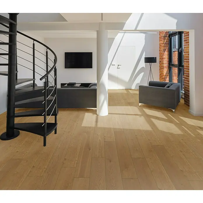Krono Original Vinylbodenmuster Rocko Classic Crescendo - 297 x 192 x 5 mm, Landhausdiele, Crescendo - Helle Holzdielen schaffen eine einladende Atmosphäre in diesem stilvollen Wohnzimmer mit Wendeltreppe und modernen Möbeln.