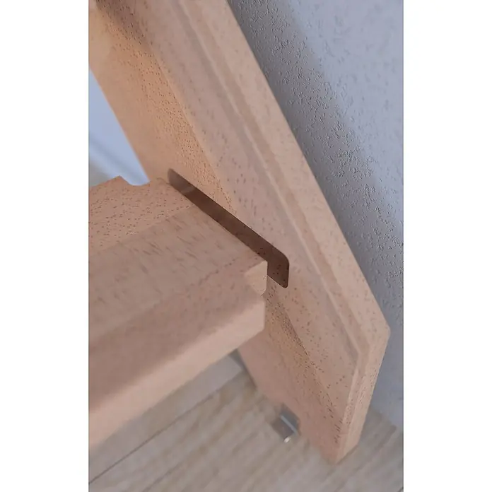 Starwood Raumspartreppe MykonosBreite: 81 cm, Buche, Geschosshöhe: 280 cm, Gerade, Montageseite Geländer: Rechts, Geländer Holz/Edelstahl, Mit Setzstufen - Detailaufnahme eines Holzmöbelstücks, bei dem ein Querteil in einen Schlitz des Seitenteils eingefügt ist. Die Holzstruktur ist deutlich sichtbar.