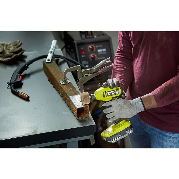 Ryobi ONE+HP Akku-Geradschleifer RDG18C-0 - Ohne Akku, Leerlaufdrehzahl: 0 U/min - 22.500 U/min - Ein Akku-Polierwerkzeug von Ryobi wird zum Reinigen eines Metallrohrs verwendet.