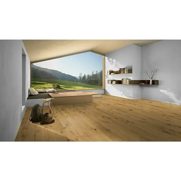 Parador Parkett Basic 11.5 - Eiche Rustikal lackversiegelt matt, Landhausdiele, 2.200 x 185 x 11,5 mm - Einladender Raum mit hellem Holzfußboden, Fensterblick auf grüne Landschaft, Bücherregalen und Wanderutensilien für Naturliebhaber.