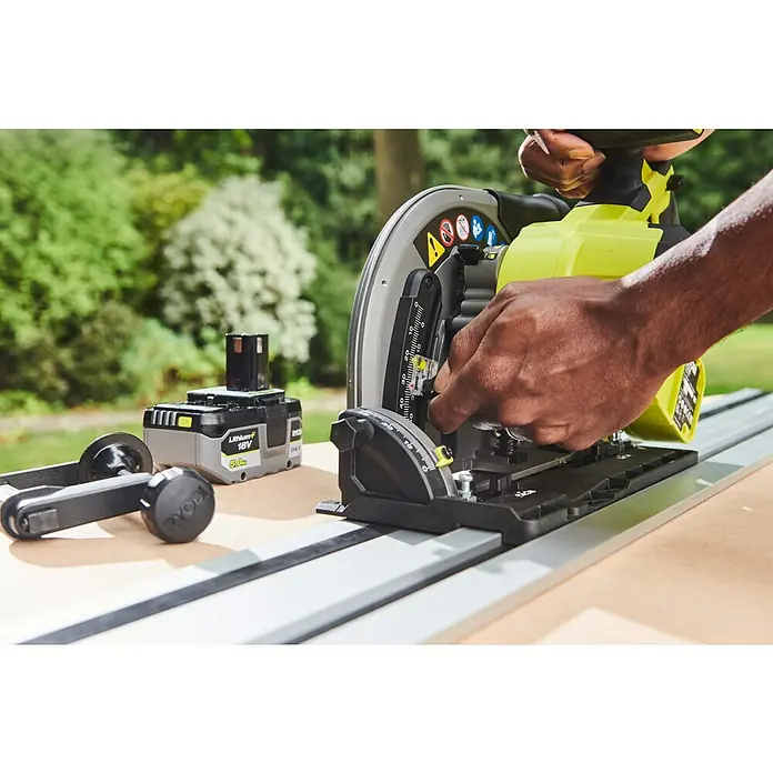 Ryobi ONE+HP Akku-Tauchsäge RPLS18X-0 - 18 V, Ohne Akku, Durchmesser Sägeblatt: 165 mm, Leerlaufdrehzahl: 4.300 U/min - Nahaufnahme einer Ryobi Akku-Handkreissäge mit Führungsschiene, ideal für präzise Schnitte.