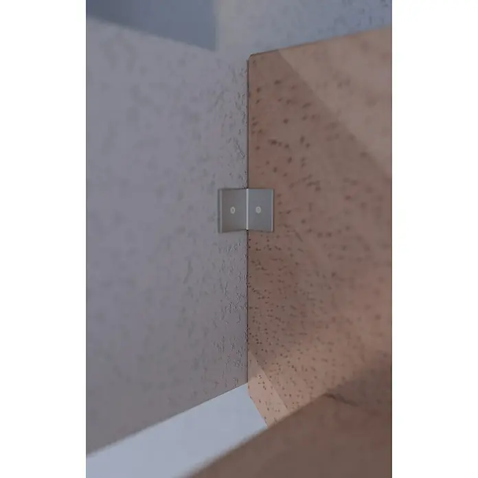 Starwood Raumspartreppe Mykonos - Breite: 85 cm, Buche, Geschosshöhe: 280 cm, Gerade, Montageseite Geländer: Wahlweise links/rechts, Designgeländer Edelstahl, Mit Setzstufen - Nahaufnahme einer Wandhalterung, die eine Holzstruktur stützt. Die Halterung ist quadratisch und an der Wand befestigt, was Stabilität bietet.