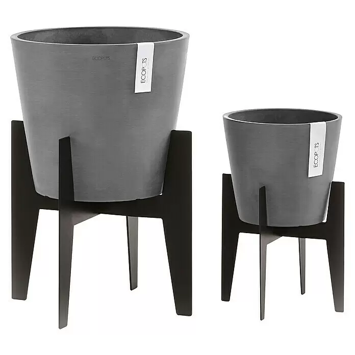 Ecopots Standfuß On Stilts - Passend für: Amsterdam 20, Rotterdam 20, Schwarz, 20 cm - Zwei graue ECOPOTS Pflanzgefäße in verschiedenen Größen, jeweils auf einem dunklen Holzständer.
