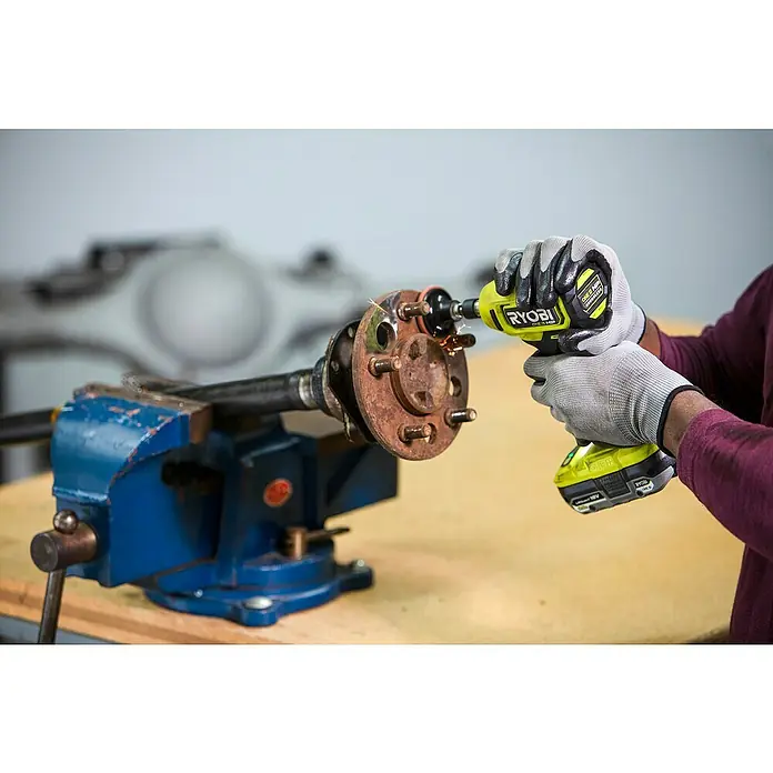 Ryobi ONE+HP Akku-Geradschleifer RDG18C-0 - Ohne Akku, Leerlaufdrehzahl: 0 U/min - 22.500 U/min - Nahaufnahme eines Akku-Schleifwerkzeugs von Ryobi, das an einem Achsschenkel in einem Schraubstock verwendet wird, mit hellen Funken.