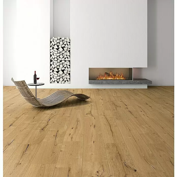 Krono Original Laminat Organic Veneer Parquet - Wildeiche braun, Landhausdiele, 1.383 x 244 x 8,5 mm - Heller Holzboden mit natürlicher Maserung und Rissen, in einem modernen Wohnzimmer mit Loungesessel und Kamin.