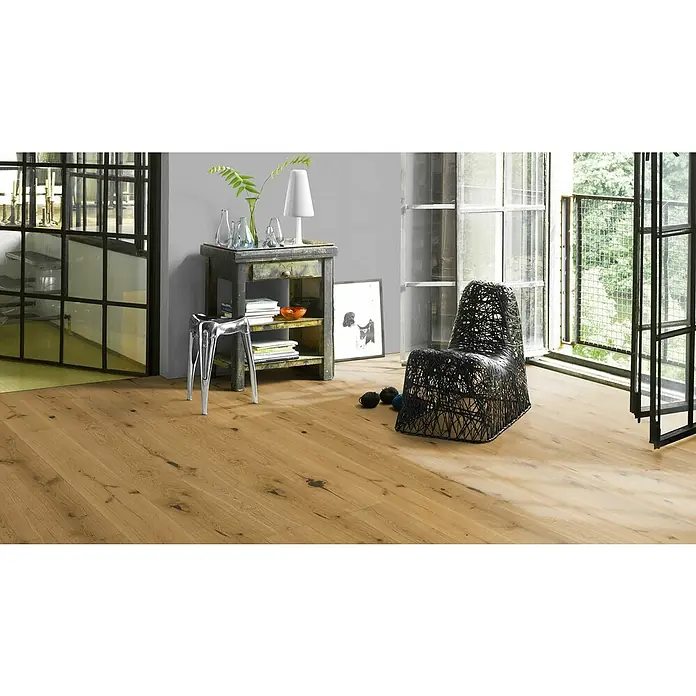 Parador Parkett Basic 11.5 - Eiche Rustikal lackversiegelt matt, Landhausdiele, 2.200 x 185 x 11,5 mm - Ein einladendes Interieur mit einem rustikalen Holzboden, der Wärme und Natürlichkeit in den Raum bringt. Der Boden harmoniert perfekt mit der Einrichtung.