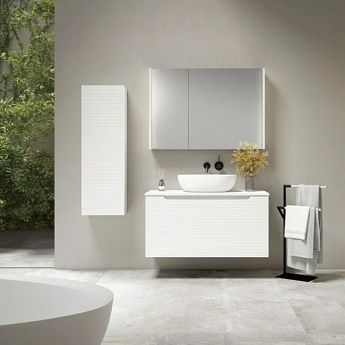 Mueble bajo de lavabo Urban - An x Pr x Al: 80 x 45 x 50 cm, Blanco - Cuarto de baño moderno con mueble de lavabo blanco, armario con espejo y toallero. Diseño elegante para un baño moderno.