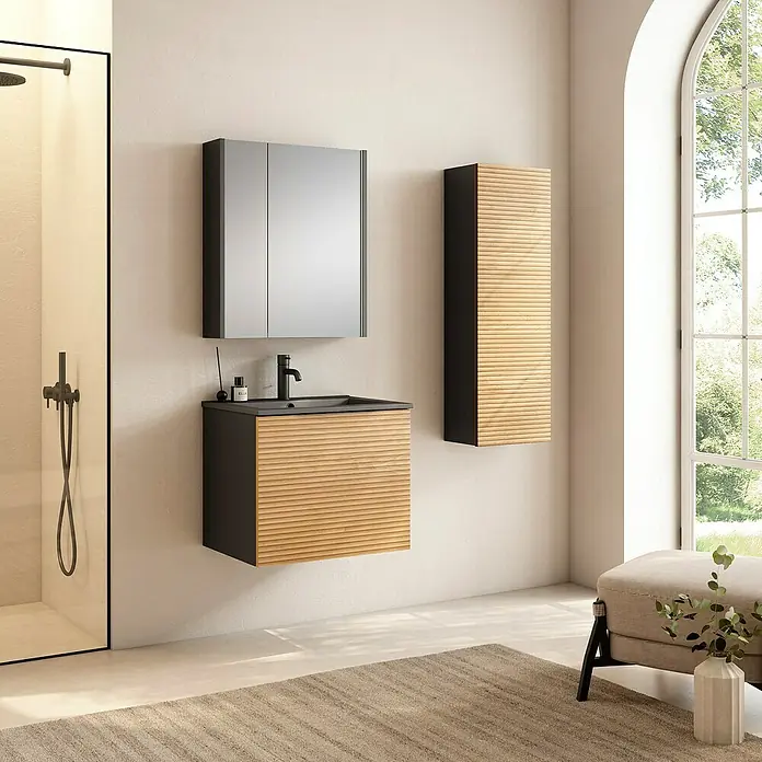 Mueble bajo de lavabo Compact 3D - L x An x Al: 45 x 60 x 50 cm, Negro/Roble - Interior de baño con mueble bajo lavabo con aspecto de madera, armario con espejo y armario alto, creando una estética moderna.