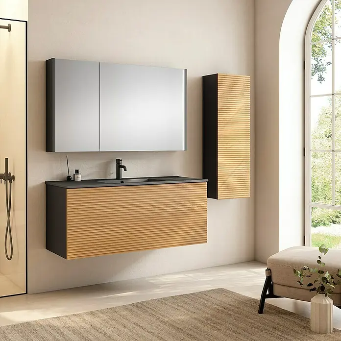 Mueble bajo de lavabo Compact 3D - L x An x Al: 45 x 120 x 50 cm, Negro/Roble - Elegante interior de baño con un moderno mueble de lavabo y un armario con espejo de aspecto de madera, complementado con un armario alto a juego.