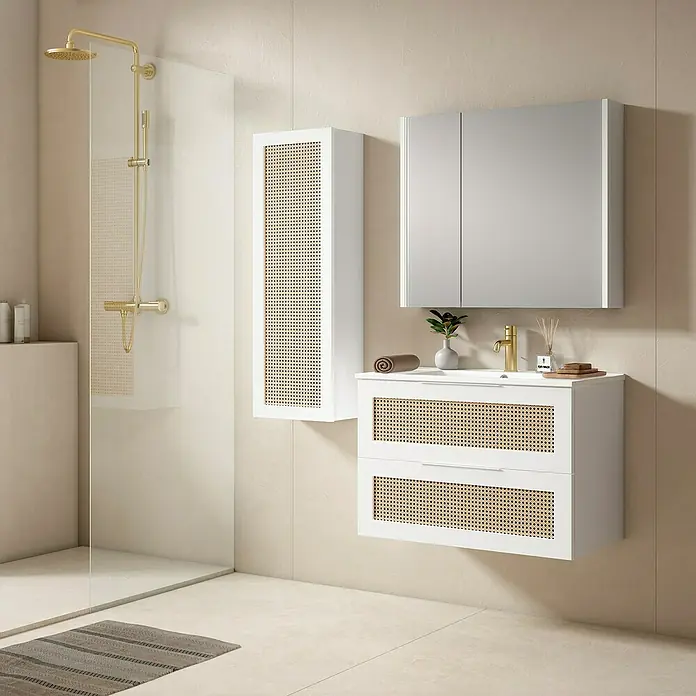 Mueble bajo de lavabo Akua - 80 cm, Blanco, Montaje en la pared - Elegante interior de baño con un mueble de lavabo blanco y un armario con espejo a juego, acentuado por detalles de ratán.