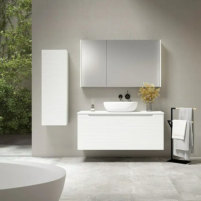 Mueble bajo de lavabo Urban - An x Pr x Al: 120 x 45 x 50 cm, Blanco - Baño con mueble de lavabo blanco y armario con espejo a juego. El diseño moderno se complementa con un grifo elegante.