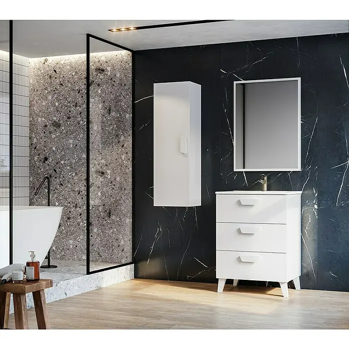 Mueble bajo de lavabo Sofía - L x An x Al: 46 x 60 x 84 cm, Blanco mate - Elegante interior de baño con tocador blanco de tres cajones, armario con espejo y un mueble alto a juego contra una pared de mármol.