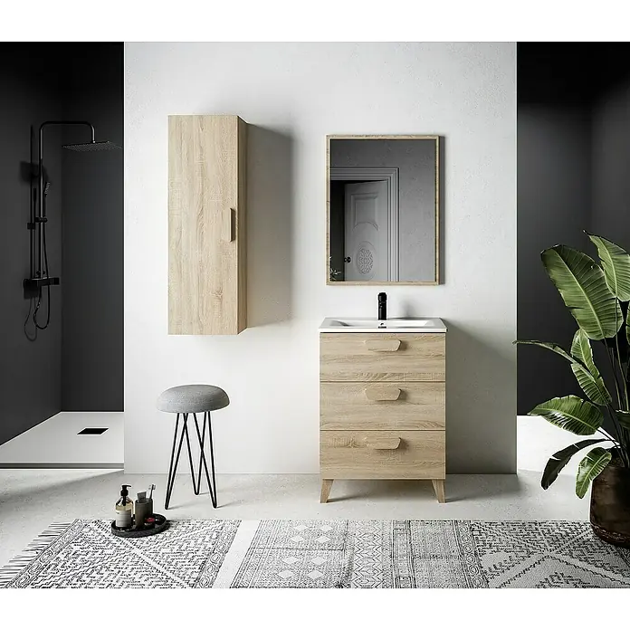 Mueble bajo de lavabo Sofía - L x An x Al: 46 x 60 x 84 cm, Roble bardolino - Interior de baño con mueble de lavabo de madera clara, espejo y taburete frente a una alfombra estampada en blanco y negro.