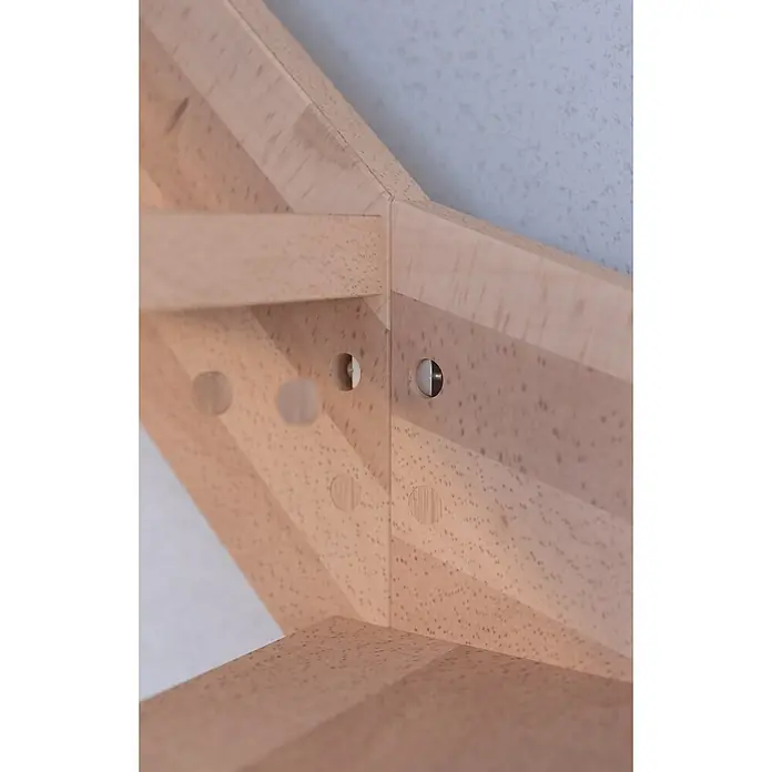 Starwood Raumspartreppe Rhodos - Breite: 80 cm, Buche, Geschosshöhe: 300 cm, 1/4-gewendelt rechts, Montageseite Geländer: Rechts, Designgeländer Holz/Holz, Ohne Setzstufen - Nahaufnahme von hellen Holzmöbeln, die durch Holzdübel verbunden sind, wodurch ein starkes und ästhetisch ansprechendes Design entsteht.