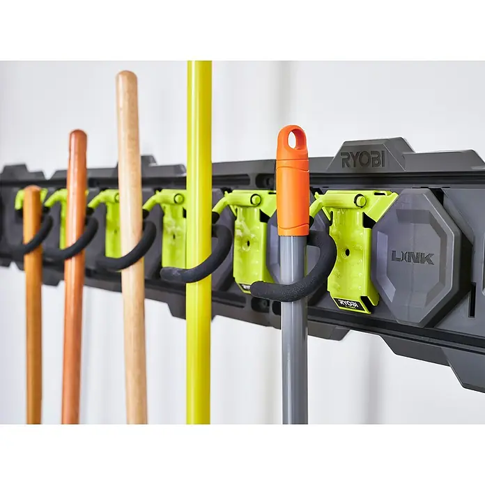 Ryobi Link Wandhalterung RSLW802 S - Größe: S, Passend für: Ryobi ONE+ Sortiment - RYOBI LINK Aufbewahrungssystem mit verschiedenen Werkzeuggriffen, die ordentlich an einer Wand hängen.
