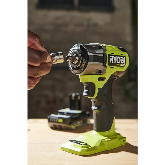 Ryobi ONE+HP Akku-Schlagschrauber RIW1838C-0 - 18 V, Ohne Akku, 450 Nm - Nahaufnahme eines Ryobi ONE+ HP Akku-Schlagschraubers mit eingesetztem Bit, ideal für anspruchsvolle Schraubarbeiten.