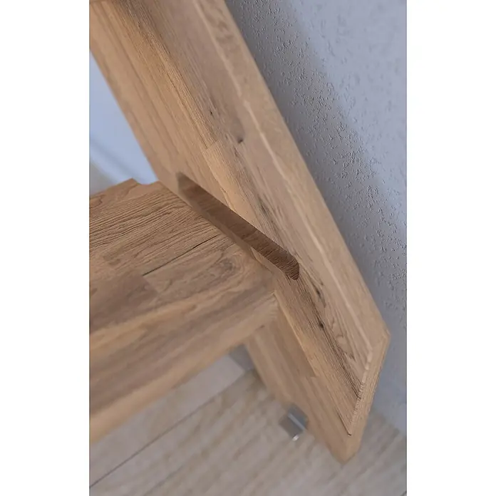 Starwood Raumspartreppe Eiche 3000 - Breite: 60 cm, Eiche, Material Handlauf: Edelstahl, Weiß, Montageseite Geländer: Rechts, Geschosshöhe: 279,5 cm - Nahaufnahme eines Holzregals, das die natürliche Maserung und die handwerkliche Verarbeitung hervorhebt. Perfekt für stilvolle Aufbewahrung.