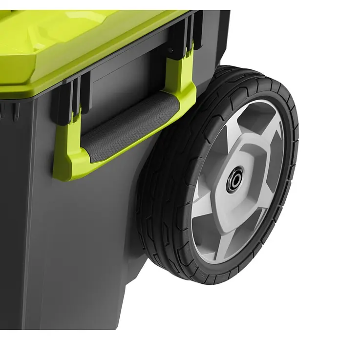 Ryobi Link Werkzeugkoffer RSL201 Trolley - L x B x H: 57 x 49,5 x 39 cm, Kunststoff, 2 Räder - Detailaufnahme eines Rasenmähers mit Fokus auf Rad, Griff und Gehäuse, das Design und Funktionalität vereint.