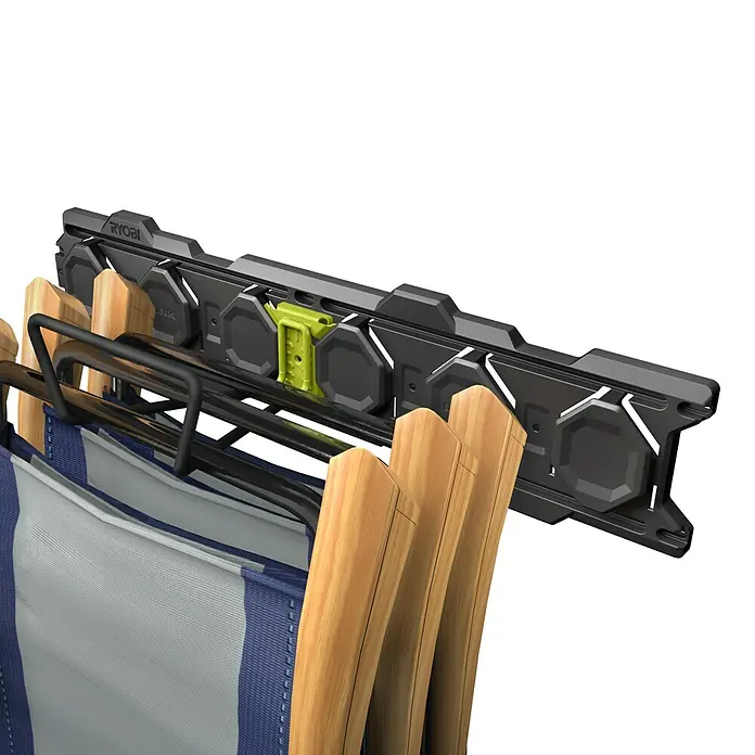 Ryobi Link Fahrradhalterung RSLW804 - Traglast: 22,7 kg - Nahaufnahme eines Ryobi Link Organizer-Systems, das eine Strandkorbhalterung mit Holzgriffen zeigt. Praktische und robuste Aufbewahrungslösung.
