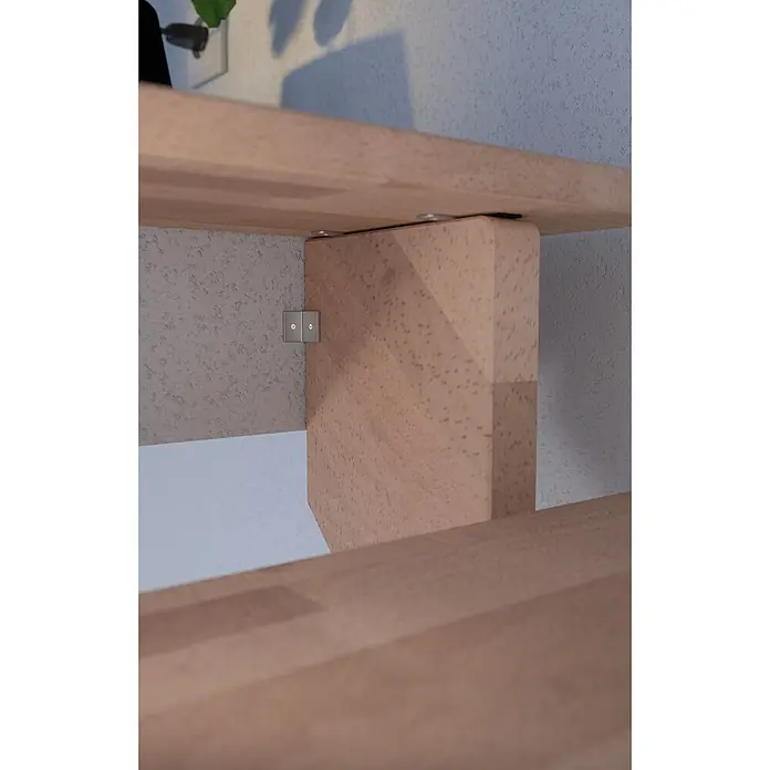 Starwood Raumspartreppe LindosBreite: 100 cm, Buche, Geschosshöhe: 300 cm, 1/4-gewendelt rechts, Montageseite Geländer: Wahlweise links/rechts, Designgeländer Edelstahl, Ohne Setzstufen - Nahaufnahme einer modernen Holztreppe mit einem Lichtschalter an der Seite. Die Treppe ist aus hellem Holz gefertigt.