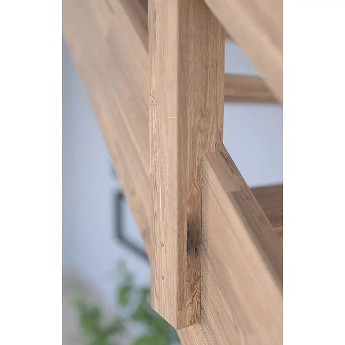 Starwood Raumspartreppe Mykonos - Breite: 81 cm, Eiche, Geschosshöhe: 280 cm, Gerade, Montageseite Geländer: Rechts, Geländer Holz/Edelstahl weiß, Mit Setzstufen - Nahaufnahme eines Teils einer Holztreppe mit Fokus auf die feine Holzstruktur und die solide Bauweise.