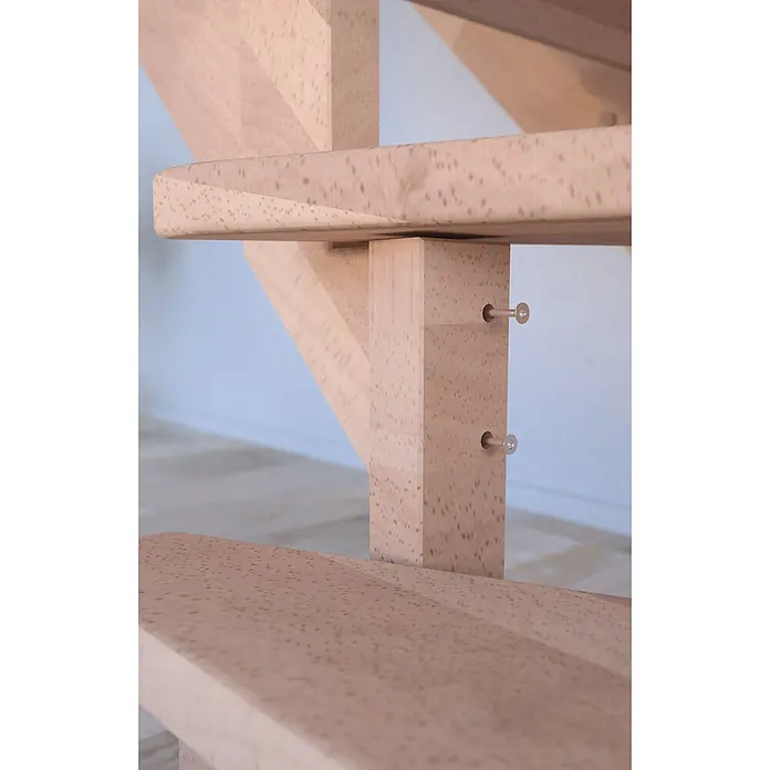Starwood Raumspartreppe Lindos - Breite: 100 cm, Buche, Geschosshöhe: 300 cm, 1/4-gewendelt rechts, Montageseite Geländer: Wahlweise links/rechts, Geländer Holz/Edelstahl weiß, Ohne Setzstufen - Detailansicht einer Holztreppe mit sichtbaren Verbindungsstücken. Die Treppe zeichnet sich durch ihre helle Holzfarbe und natürliche Maserung aus.