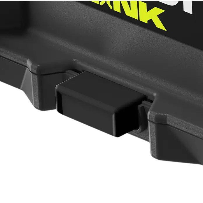 Ryobi Link Werkzeugträger RSL104 - Kunststoff - Detailansicht eines schwarzen Werkzeugkastens, der einen robusten Verschlussmechanismus zeigt. Solide Bauweise für sichere Aufbewahrung.
