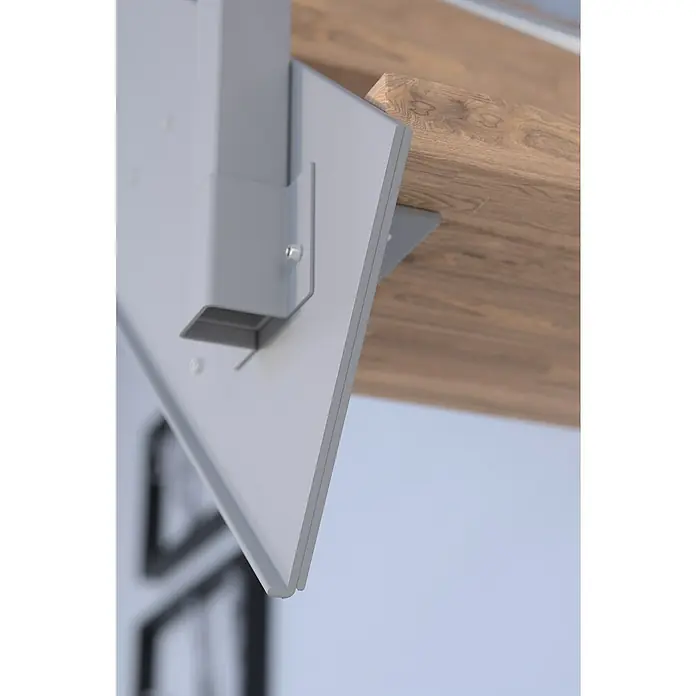 Starwood Wangentreppe KosFarbton Metall: RAL 9006, Breite: 106 cm, Eiche Rustik, Geschosshöhe: 240 cm - 300 cm, Gerade, Metallgeländer pulverbeschichtet, Stufen farblos geölt - Nahaufnahme eines grauen, an einer Holzfläche befestigten Paneels, das eine moderne und minimalistische Ästhetik des Produkts hervorhebt.