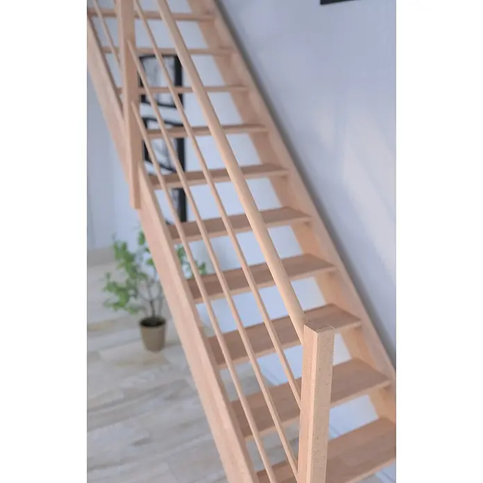Starwood Raumspartreppe Buche 3000Breite: 60 cm, Buche, Material Handlauf: Holz, Natur, Montageseite Geländer: Links, Geschosshöhe: 279,5 cm - Eine helle Holztreppe mit Geländer und geraden Stufen führt in eine obere Etage und verleiht dem Raum eine moderne Note.