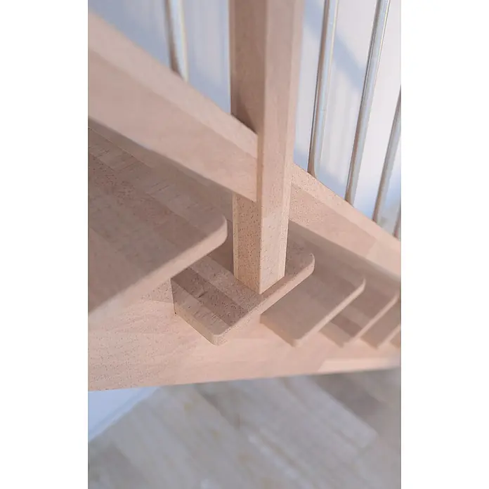 Starwood Raumspartreppe Lindos - Breite: 80 cm, Buche, Geschosshöhe: 300 cm, 1/4-gewendelt links, Montageseite Geländer: Wahlweise links/rechts, Geländer Holz/Edelstahl weiß, Mit Setzstufen - Nahaufnahme einer hellen Holztreppe mit Geländer, die die feine Verarbeitung und das schlichte Design betont.
