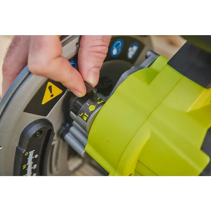 Ryobi ONE+HP Akku-Tauchsäge RPLS18X-0 - 18 V, Ohne Akku, Durchmesser Sägeblatt: 165 mm, Leerlaufdrehzahl: 4.300 U/min - Das Bild zeigt eine Nahaufnahme einer Ryobi Kreissäge, bei der eine Hand einen Knopf verstellt. Die Säge ist grün und grau.