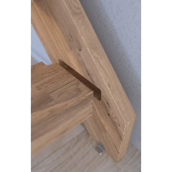 Starwood Raumspartreppe Mykonos - Breite: 81 cm, Eiche, Geschosshöhe: 280 cm, Gerade, Montageseite Geländer: Rechts, Geländer Holz/Edelstahl weiß, Mit Setzstufen - Detailansicht eines eleganten Holzregals, das die hochwertige Verarbeitung und das natürliche Design hervorhebt.\n