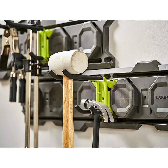 Ryobi Link Wandhalterung RSLW810 2-fachGeeignet für: Handwerkzeuge, Passend für: Ryobi ONE+ Sortiment - Nahaufnahme von Werkzeugen, darunter ein Gummihammer, an einer LINK-Werkzeugwand für Garagenaufbewahrung.