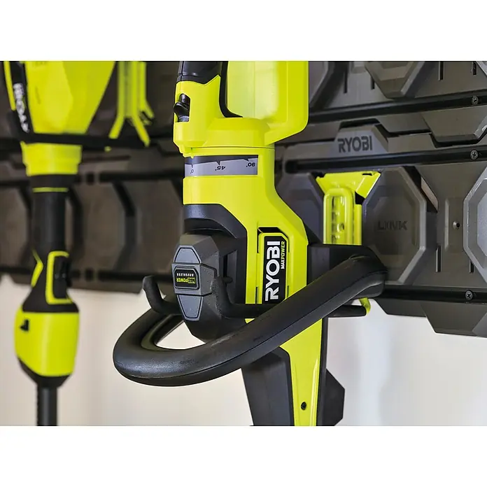 Ryobi Link Wandhalterung RSLW803 - Geeignet für: Handwerkzeuge, Größe: M, Passend für: Ryobi ONE+ Sortiment - Nahaufnahme einer gelben RYOBI MAXPOWER Akku-Heckenschere, die an einem grauen RYOBI LINK Wandschienensystem hängt.