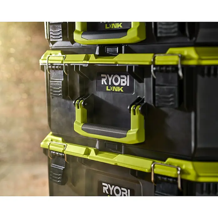Ryobi Link Werkzeugkasten RSL102 - Kunststoff, Fassungsvermögen: 36 l, Höhe: 23,5 cm - Nahaufnahme von gestapelten Ryobi LINK Werkzeugboxen mit grünen Akzenten, die ein modulares und robustes Aufbewahrungssystem zeigen.