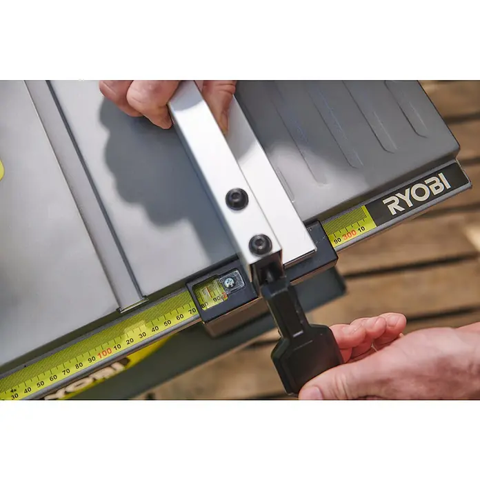 Ryobi ONE+HP Akku-Tischkreissäge RTBS18X-0 - 18 V, Ohne Akku, Durchmesser Sägeblatt: 210 mm - Nahaufnahme einer RYOBI Tischkreissäge mit Winkeleinstellung, die für präzise Holzarbeiten justiert wird.