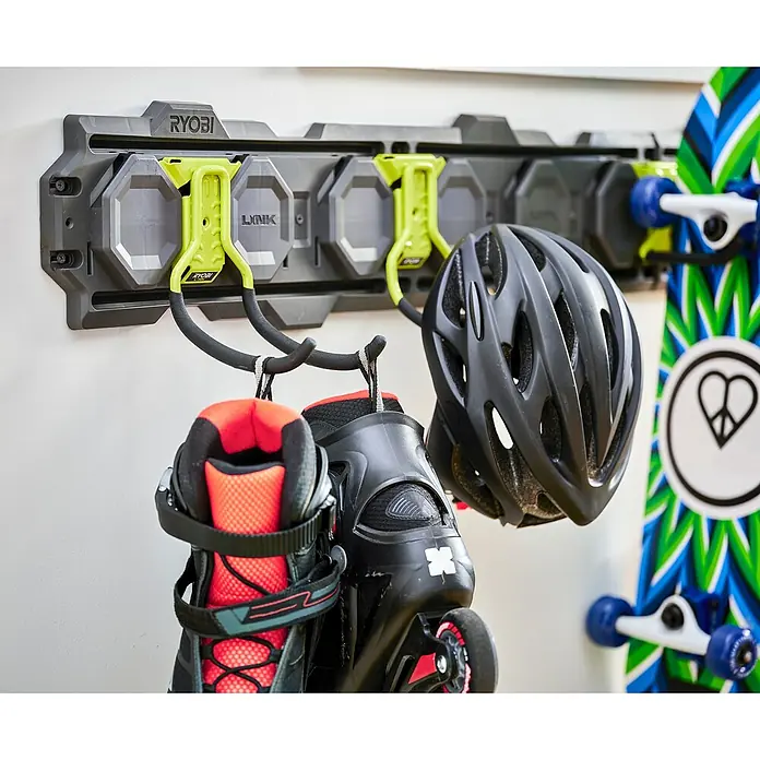 Ryobi Link Wandhalterung RSLW805 Universal - Geeignet für: Handwerkzeuge, Passend für: Ryobi ONE+ Sortiment - Ryobi LINK Wandbefestigungssystem mit Schlittschuhen, Helm und Skateboard. Praktische und platzsparende Aufbewahrungslösung.