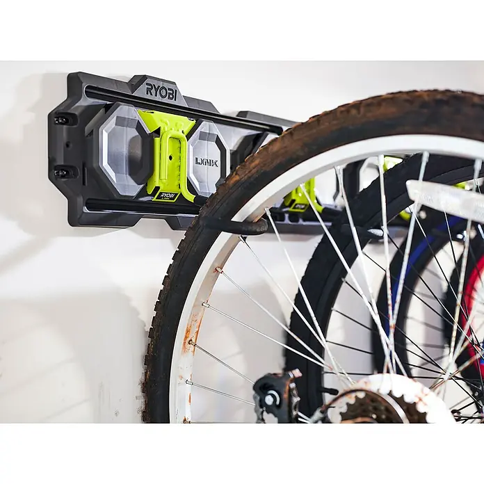 Ryobi Link Wandhalterung RSLW809Größe: M, Passend für: Ryobi ONE+ Sortiment - Eine Nahaufnahme einer Ryobi LINK Wandhalterung mit Fahrrädern daran, die das modulare Aufbewahrungssystem zeigt.