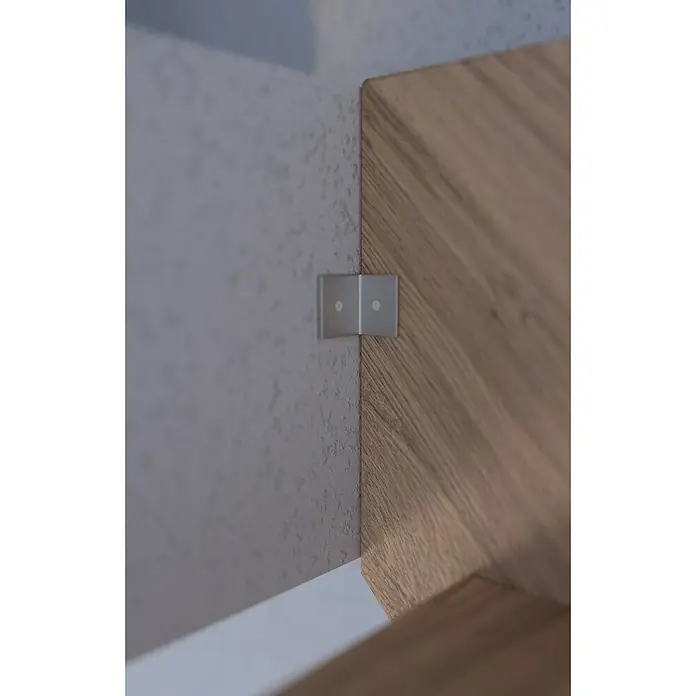 Starwood Raumspartreppe MykonosBreite: 81 cm, Eiche, Geschosshöhe: 280 cm, Gerade, Montageseite Geländer: Rechts, Geländer Holz/Edelstahl, Ohne Setzstufen - Nahaufnahme eines Holzregals, das mit einer Winkellasche an einer strukturierten Wand befestigt ist. Das Regal zeigt eine natürliche Holzmaserung.