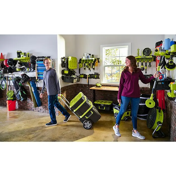 Ryobi Link Systemhalter RSL2WR-2 - Passend für: Ryobi ONE+ Sortiment - Eine Garage mit RYOBI Werkzeugaufbewahrungssystemen, die Werkzeuge und Geräte organisiert aufbewahren.
