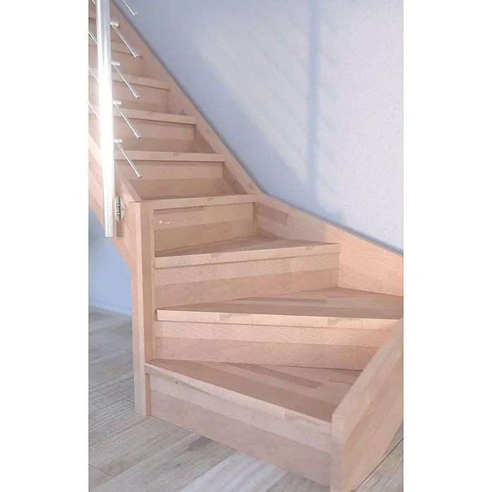 Starwood Raumspartreppe Rhodos - Breite: 84 cm, Buche, Geschosshöhe: 300 cm, 1/4-gewendelt rechts, Montageseite Geländer: Wahlweise links/rechts, Designgeländer Holzrundstäbe, Mit Setzstufen - Detailaufnahme einer modernen Holztreppe mit Edelstahlgeländer vor einer hellen Wand.