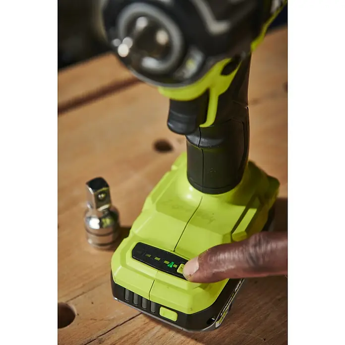 Ryobi ONE+HP Akku-Schlagschrauber RIW1838C-0 - 18 V, Ohne Akku, 450 Nm - Nahaufnahme eines Ryobi-Akkuschlagschraubers mit einer Fingerbedienung am Akkuanzeigefeld.